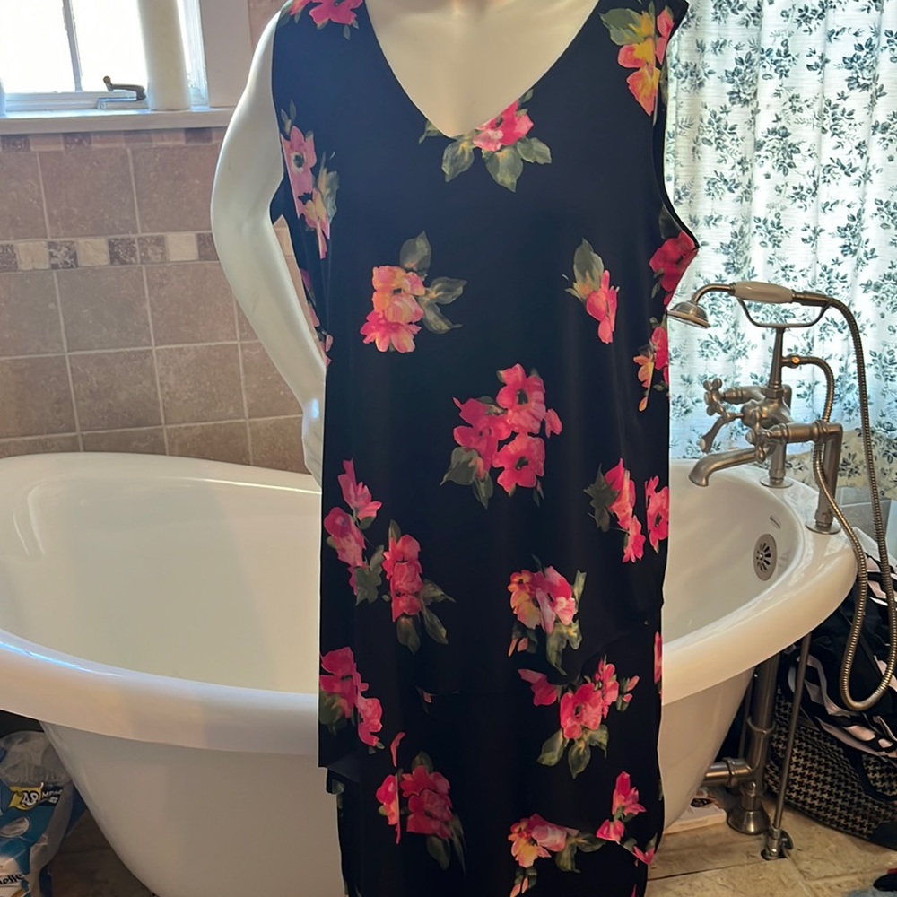 Beautiful floral Susan Graver dress Like new! Size Med